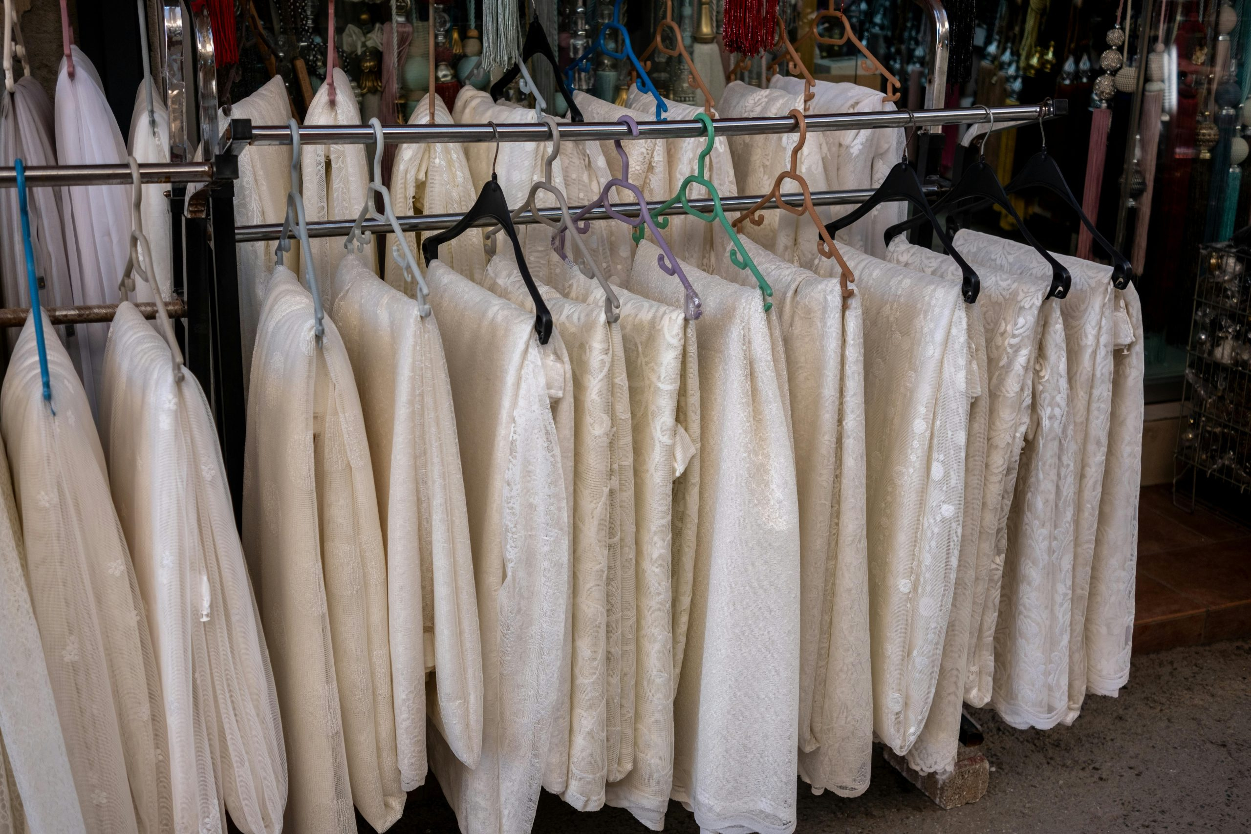 How To Identify High Quality Fabrics While Clothes Shopping