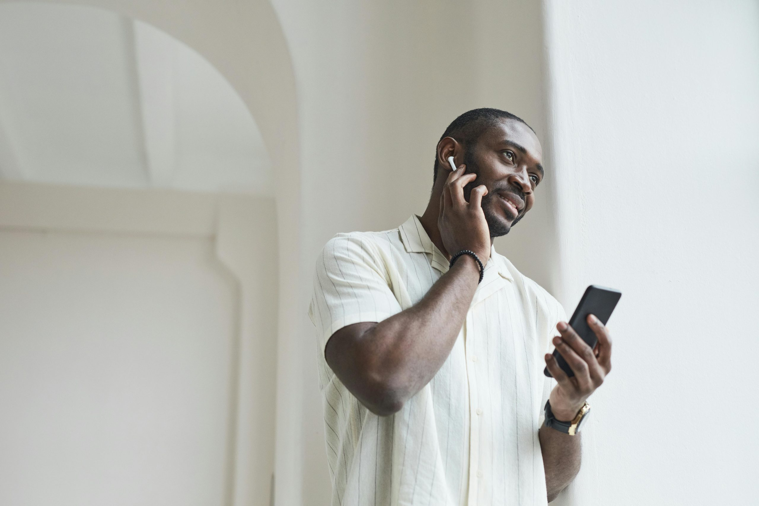 The Rise Of Smart Mirrors In High Tech Fitting Rooms
